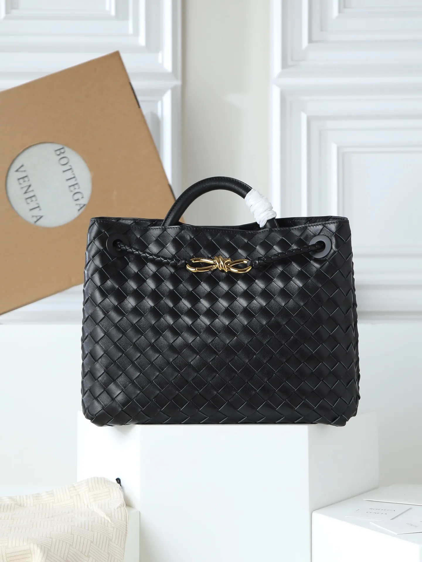 1550. Andiamo is shipping‼ ️Really popular🔥The new Andiamo woven handbag launched by Bottega Veneta this season is really popular all over the world! ! Celebrities at home and abroad have worn it, and Oscar-winning actress Michelle Yeoh has taken it out on the street. Song Jia, Trai Yala, Yu Feihong, Sanji Ayaka, Rosie Hunting-Whiteley, Yoshioka Riho, etc. have all worn this bag. It is classic and versatile and shows off your temperament, and the bag capacity is also large, which is very convenient for daily commuting! ! A variety of carrying methods, the shoulder straps can be adjusted by yourself, the original lambskin feels soft and delicate, and the unisex style breaks gender boundaries and brings a more practical and longer-lasting use experience. Andiamo, which has both elegant and casual styles, perfectly interprets the true appearance of "fashionable old money style". Style number: 766016 Size: 32*24*12